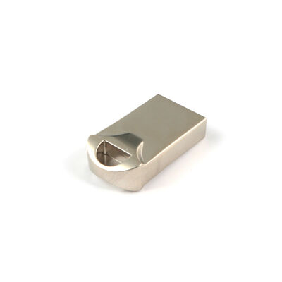 สีเงินพร้อมแฟลชไดรฟ์ USB โลหะแวววาว ความเร็วในการถ่ายโอนข้อมูลที่รวดเร็ว เคสโลหะที่ทนทาน เหมาะสำหรับการจัดเก็บข้อมูลที่ปลอดภัย