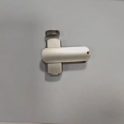 ตัวเครื่องสีเงินด้าน USB A และ Type C พร้อมหน่วยความจำที่รวดเร็วและสามารถปรับแต่งโลโก้ได้
