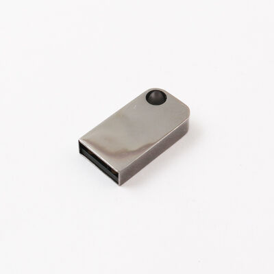 แฟลชไดรฟ์ USB ขนาดเล็กที่มีรูสามารถใส่พวงกุญแจโลหะแฟลชไดรฟ์ USB สามารถกำหนดโลโก้เลเซอร์ได้