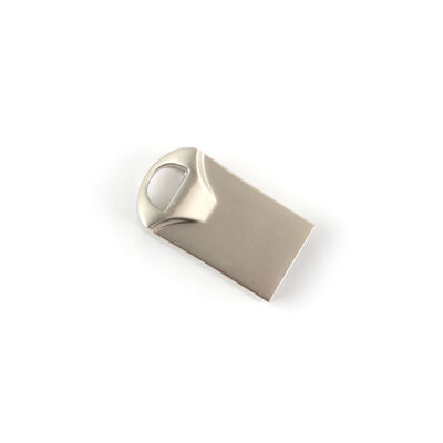 สีเงินพร้อมแฟลชไดรฟ์ USB โลหะแวววาว ความเร็วในการถ่ายโอนข้อมูลที่รวดเร็ว เคสโลหะที่ทนทาน เหมาะสำหรับการจัดเก็บข้อมูลที่ปลอดภัย
