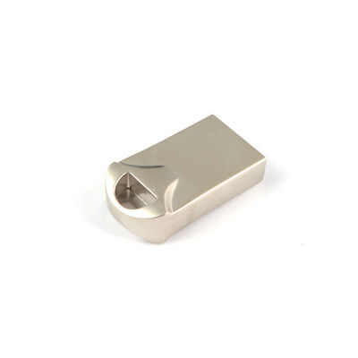 สีเงินพร้อมแฟลชไดรฟ์ USB โลหะแวววาว ความเร็วในการถ่ายโอนข้อมูลที่รวดเร็ว เคสโลหะที่ทนทาน เหมาะสำหรับการจัดเก็บข้อมูลที่ปลอดภัย
