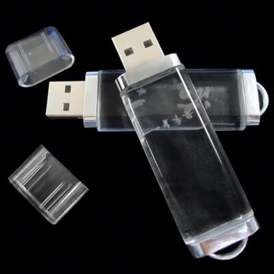 การแกะสลักโลโก้บนอะคริลิกภายในแฟลชไดรฟ์ USB รองรับตัวเลือกที่สมบูรณ์แบบสำหรับการประชุมทางเทคโนโลยีและนิทรรศการ