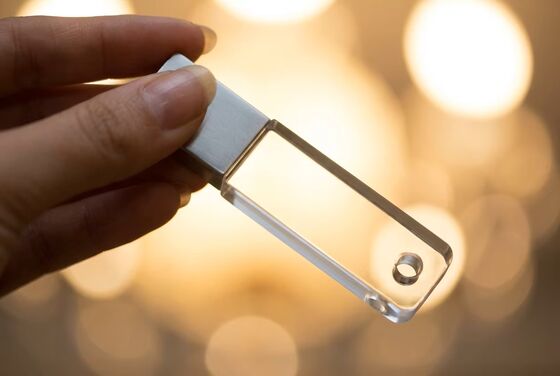 แสต็ป USB อาคริลิค ให้ความเร็วในการโอนข้อมูลถึง 5 Gbps แพ็คเกจที่กําหนดเอง รับประกันการเข้าถึงข้อมูลอย่างรวดเร็ว