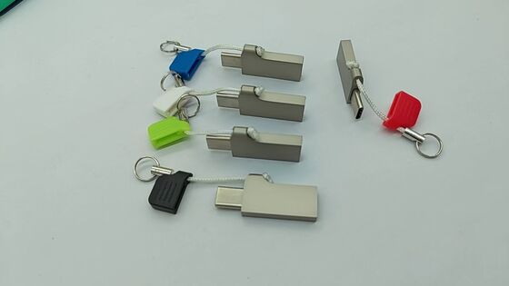 แฟลชไดรฟ์ USB Type C พร้อม USB A พร้อมฝาปิดโซ่โลหะขนาดเล็กสามารถเลเซอร์และพิมพ์โลโก้ความเร็วที่รวดเร็ว 3.2 USB และ 3.1 USB