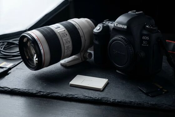 แฟลชไดรฟ์ USB ขนาดเล็กป้องกันแรงกระแทกและกันน้ำสำหรับบัตรเครดิต โลหะ พลาสติก รองรับการอัปโหลดข้อมูล ทนทาน พกพาสะดวก สำหรับการจัดการข้อมูล