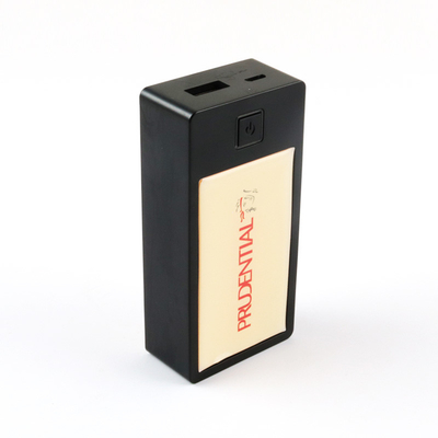 ของขวัญพลาสติกแบบพกพา Power Bank รูปแบบการโฆษณา 5200MAH พร้อม 3 In 1 Cable