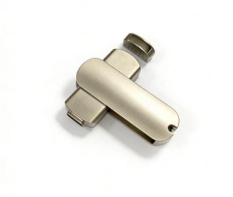 ตัวเครื่องสีเงินด้าน USB A และ Type C พร้อมหน่วยความจำที่รวดเร็วและสามารถปรับแต่งโลโก้ได้
